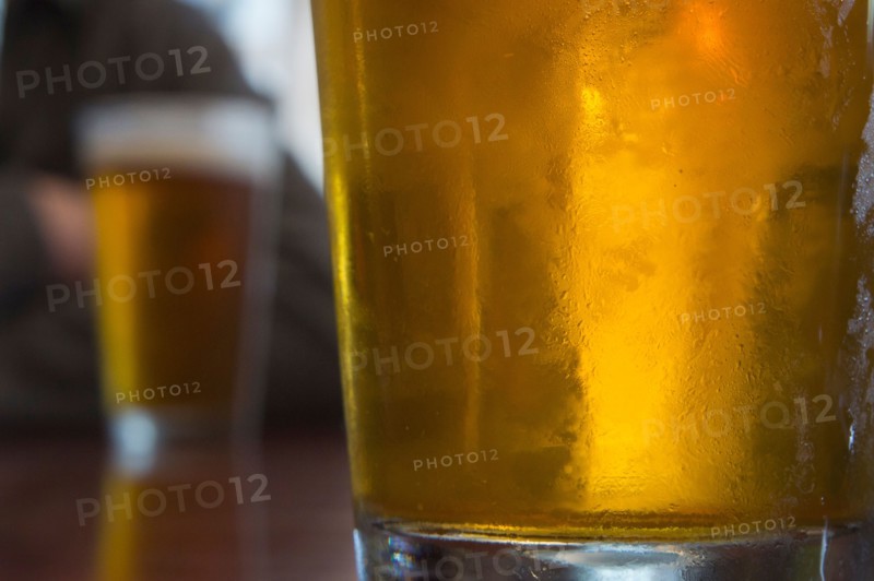 USA, Oregon, Lincoln County. Two glasses of beer on table. Photo : Gary Weathers