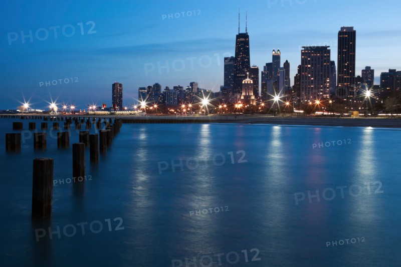 USA, Illinois, Chicago. City at night as seen from north side. Photo : Henryk Sadura