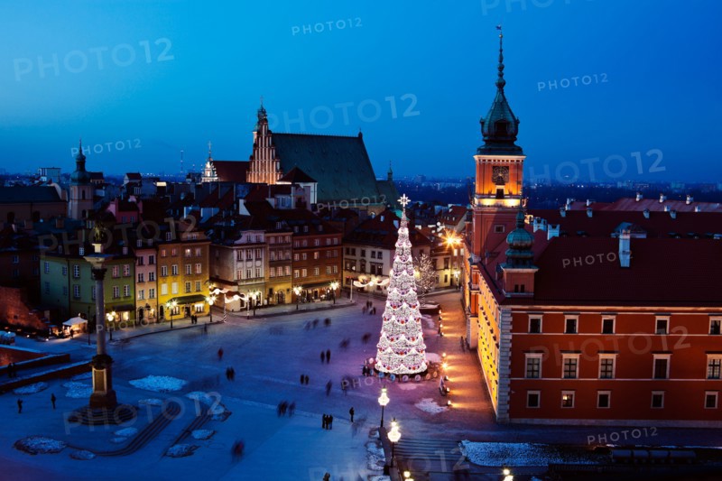 Poland, Warsaw. Castle Square, Sigismund's Column and Royal Castle in Christmas time. Photo : Henryk Sadura