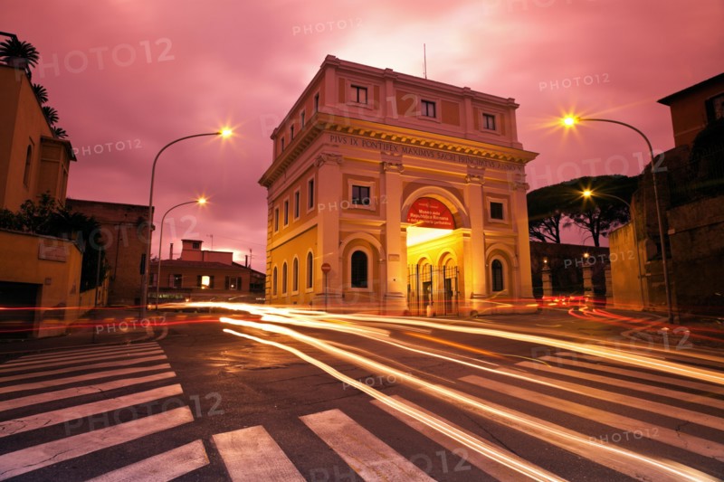 Italy, Rome. Triumphal arch at sunrise. Photo : Henryk Sadura