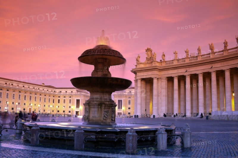 Italy, Vatican City . Saint Peter's Square at sunrise. Photo : Henryk Sadura