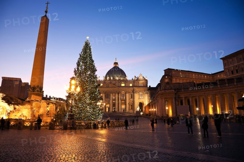 Italy, Vatican City . Saint Peter's Square and Saint Peter's Basilica in Christmas time. Photo : Henryk Sadura