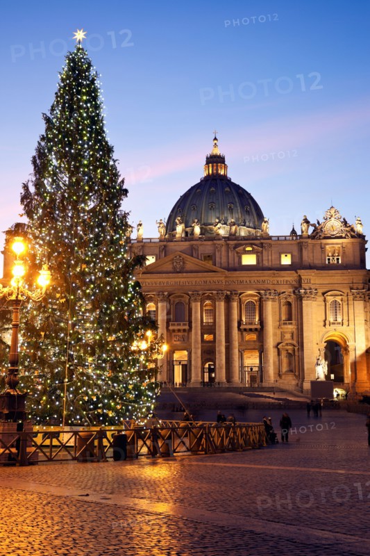 Italy, Vatican City . Saint Peter's Square and Saint Peter's Basilica in Christmas time. Photo : Henryk Sadura