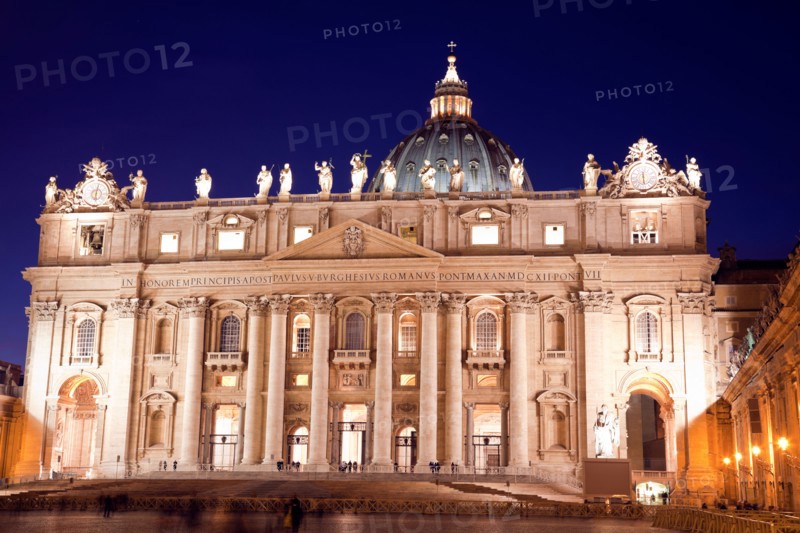 Italy, Vatican City . St. Peter's Basilica? at dusk . Photo : Henryk Sadura