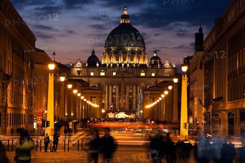 Italy, Vatican City . Saint Peter's Square and Saint Peter's Basilica at dusk. Photo : Henryk Sadura