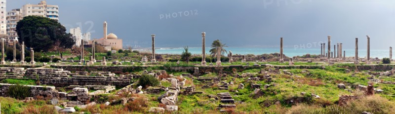 Lebanon, Tyre. Al Mina ruins, mosque in background. Photo : Henryk Sadura
