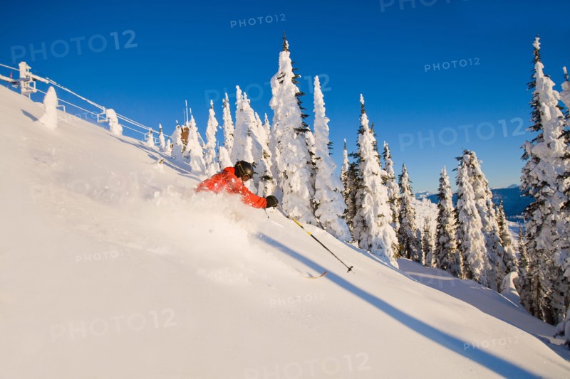 USA, Montana, Whitefish. Man skiing powder in mountain scenery. Photo : Noah Clayton