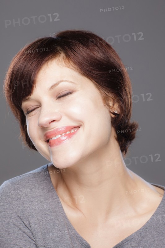 Studio shot of smiling young woman. Photo : Rob Lewine