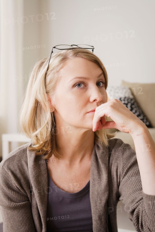 Thoughtful mid adult woman looking away. Photo : Rob Lewine