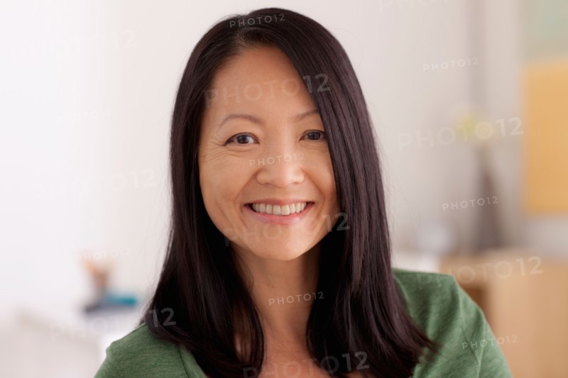 Portrait of woman smiling. Photo : Rob Lewine