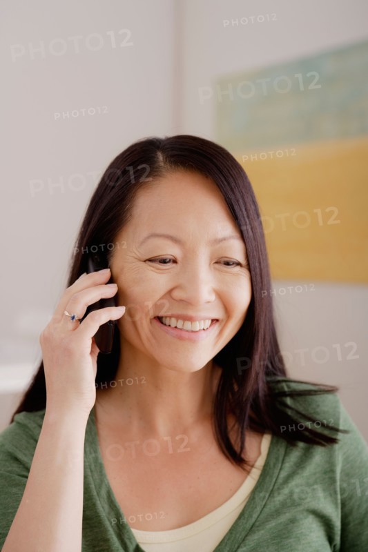 Woman talking on phone. Photo : Rob Lewine