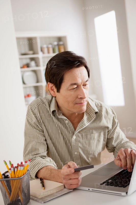 Man shopping online from home. Photo : Rob Lewine