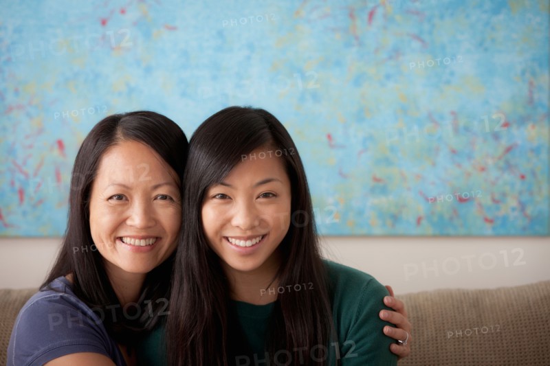 Portrait of mother and adult daughter. Photo : Rob Lewine