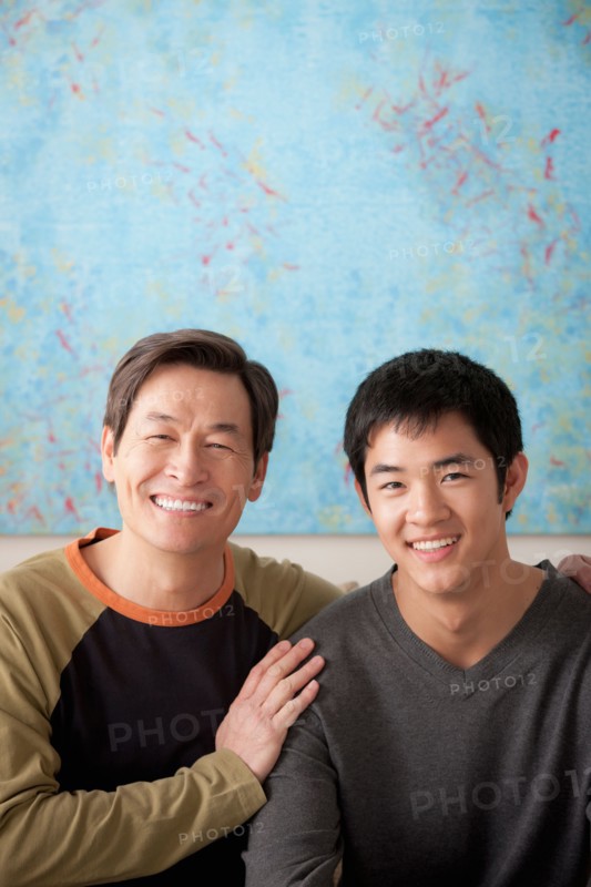 Mother with adult son posing together. Photo : Rob Lewine