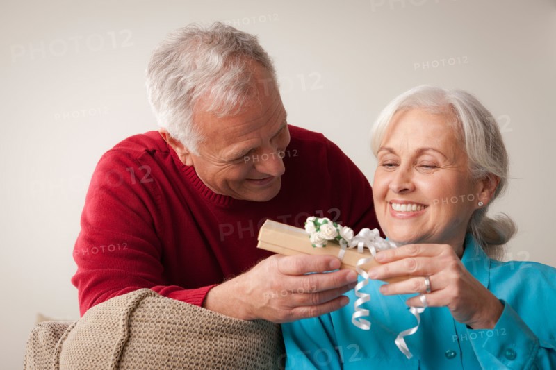 Man giving woman gift. Photo : Rob Lewine