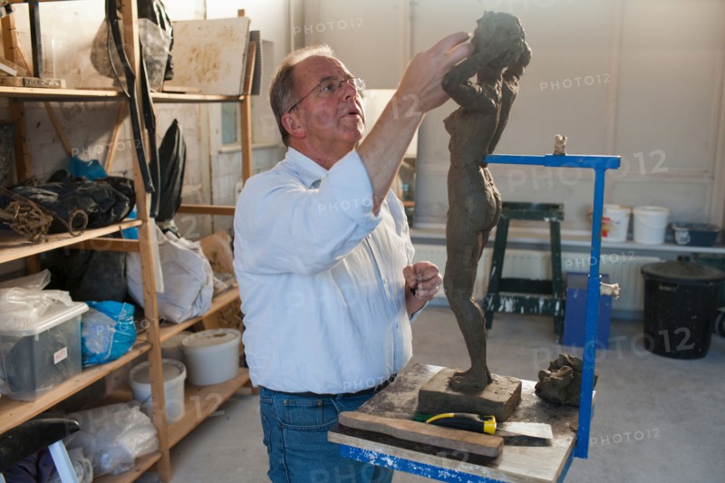 Retired man working on sculpture. Photo : Mark de Leeuw