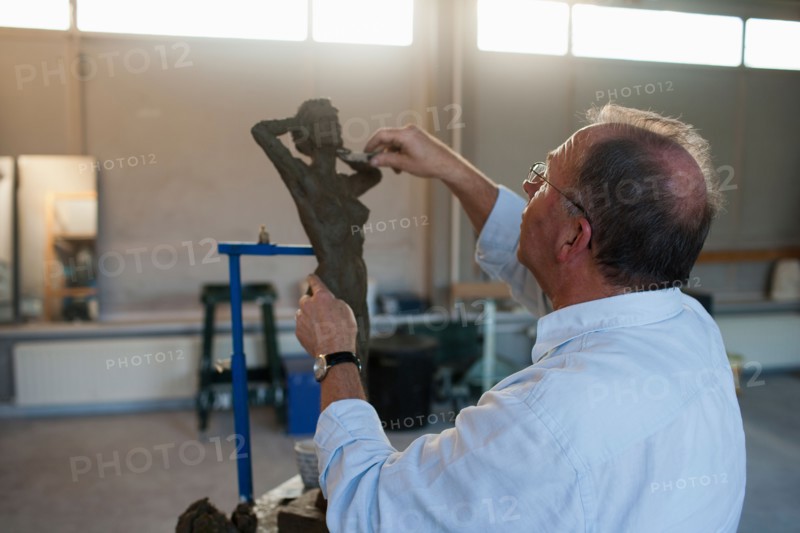 Retired man working on sculpture. Photo : Mark de Leeuw