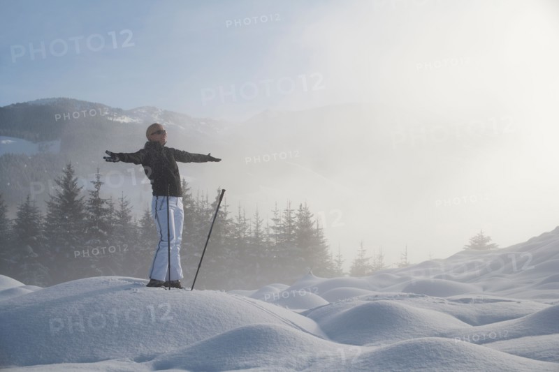 Austria, Maria Alm. Young woman hiking in winter scenery. Photo : Mark de Leeuw