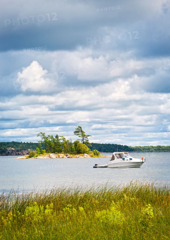 USA, Ontario, Georgian Bay. Recreational boat on water. Photo : Elena Elisseeva