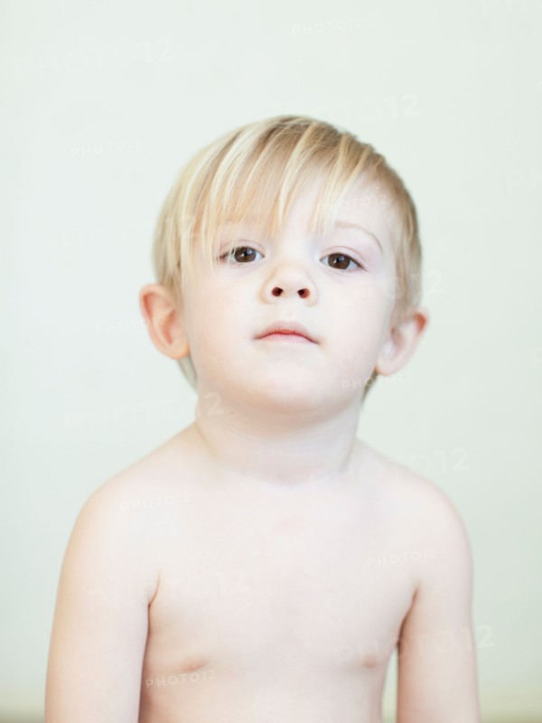 Studio portrait of cute toddler boy (2-3). Photo : Jessica Peterson