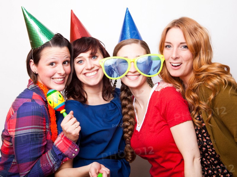 Studio Shot of young women dressed in party hat. Photo : Jessica Peterson