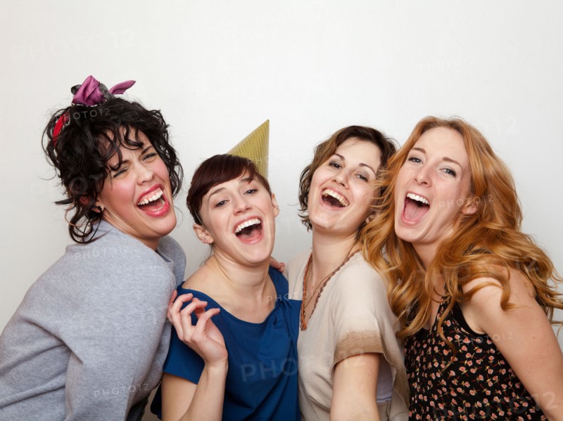 Studio Shot of young women singing . Photo : Jessica Peterson