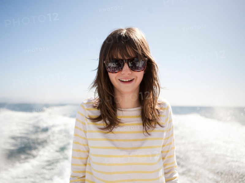 USA, California, Catalina Island. Portrait of young woman in sunglasses in front of sea. Photo : Jessica Peterson