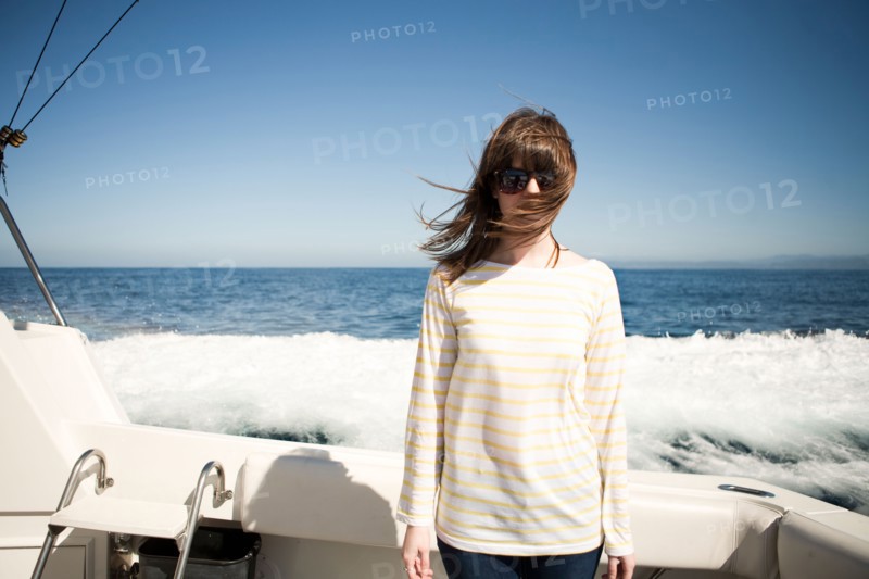 USA, California, Catalina Island. Portrait of young woman in sunglasses in front of sea. Photo : Jessica Peterson