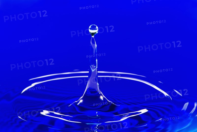 Blue water splashing.