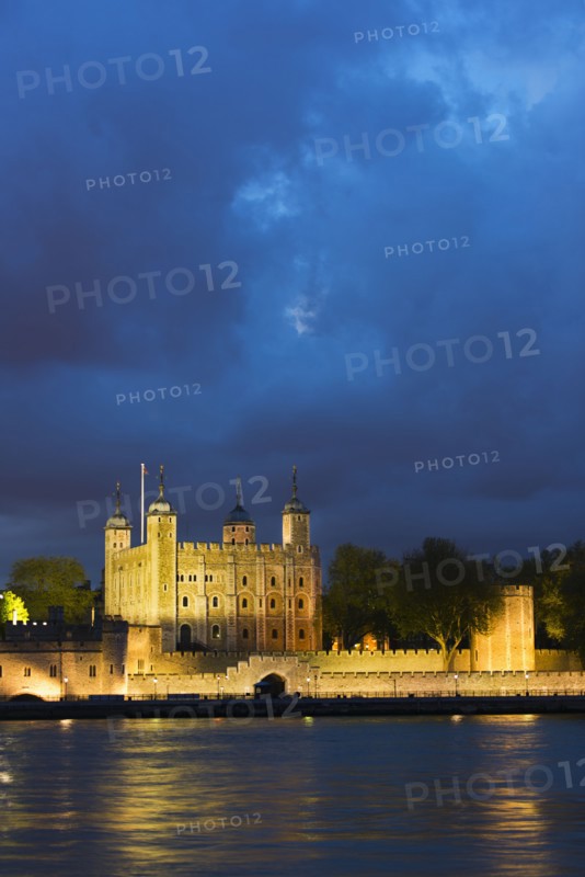 UK, England, London, Tower of London at night.