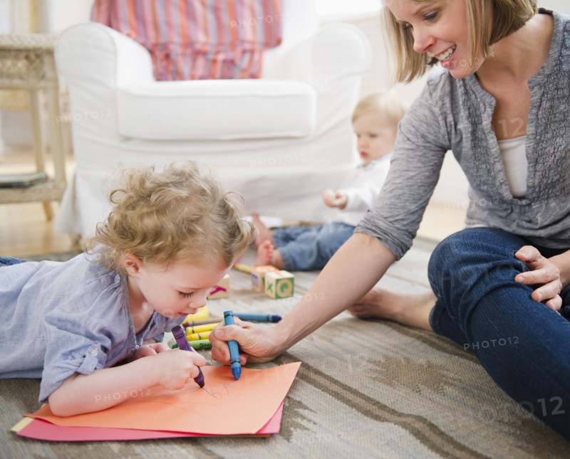Mother playing with children (2-3, 6-11 months) at home. 
Photo : Jamie Grill
