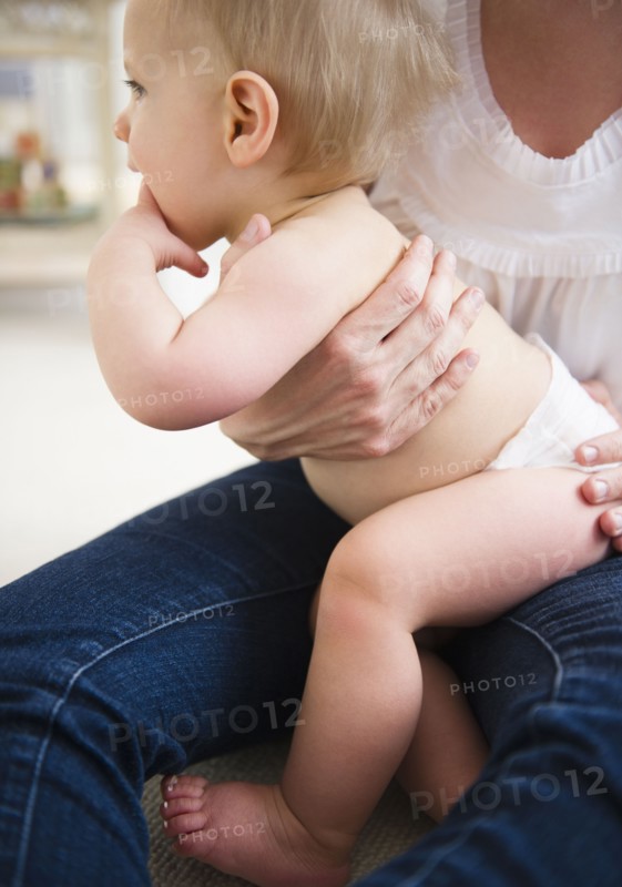 Mother holding son (6-11 months) . 
Photo : Jamie Grill