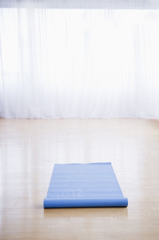 Yoga mat in empty studio. 
Photo : Jamie Grill