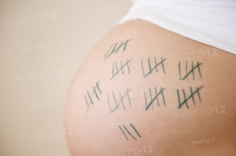 Countdown on belly of pregnant woman. 
Photo : Jamie Grill