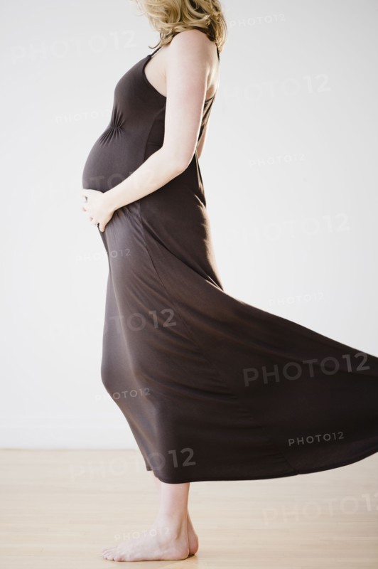 Pregnant woman touching belly. 
Photo : Jamie Grill