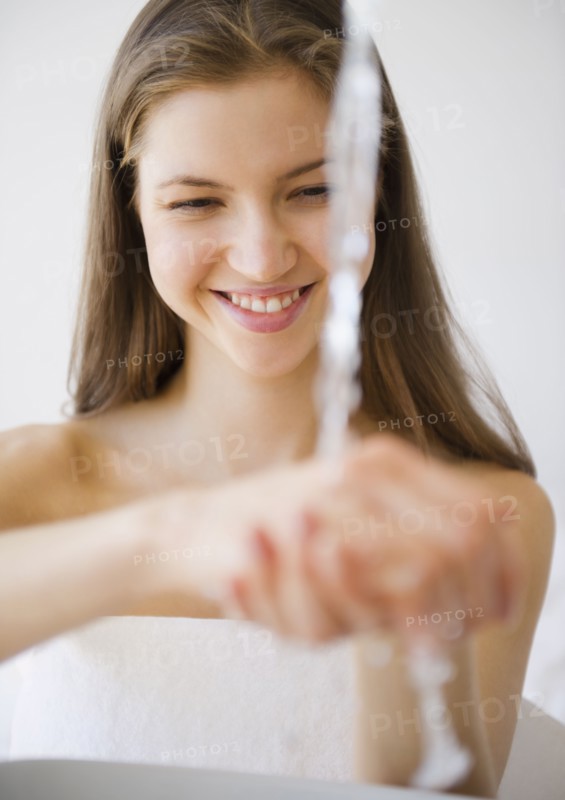 Woman washing hands. 
Photo : Jamie Grill