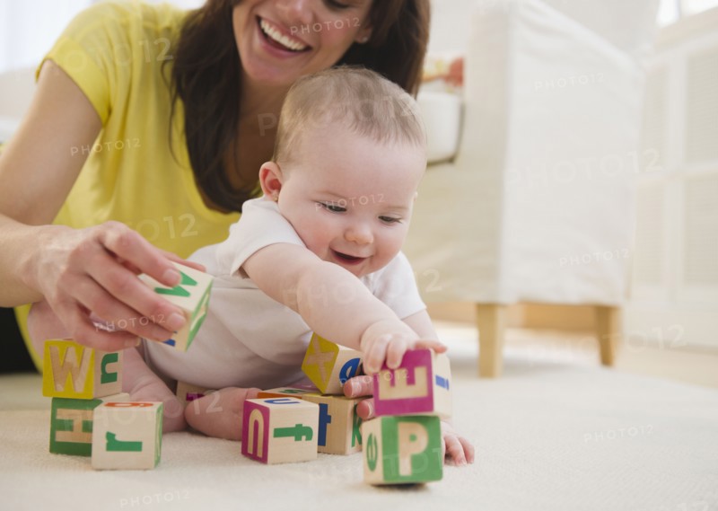 Mother and baby daughter (6-11 months) playing with blocks. 
Photo : Jamie Grill