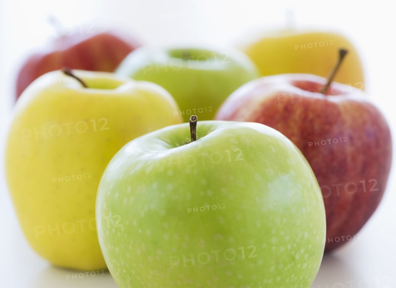 Close up of colorful apples, studio shot. 
Photo: Daniel Grill