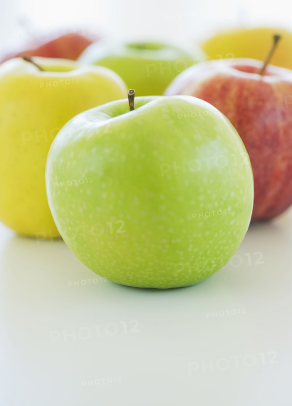 Close up of colorful apples, studio shot. 
Photo: Daniel Grill