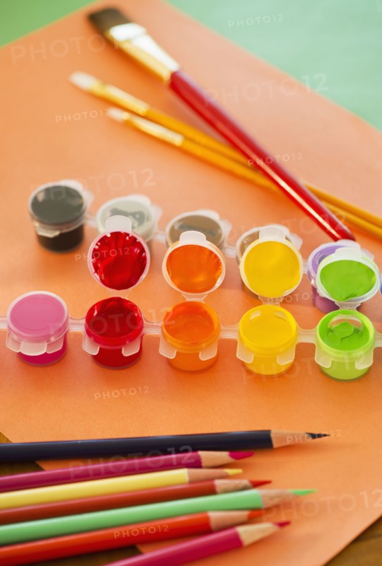 Close up of watercolor paints, crayons and paintbrushes, studio shot. 
Photo : Daniel Grill