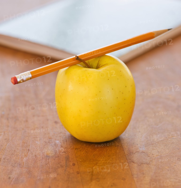 Close up of pencil on apple, studio shot. 
Photo : Daniel Grill