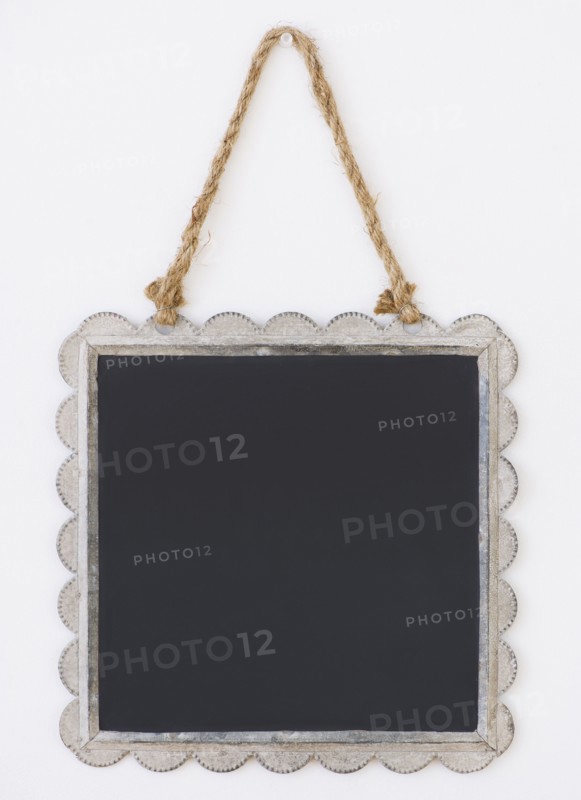 Close up of blackboard in picture frame, studio shot. 
Photo : Daniel Grill