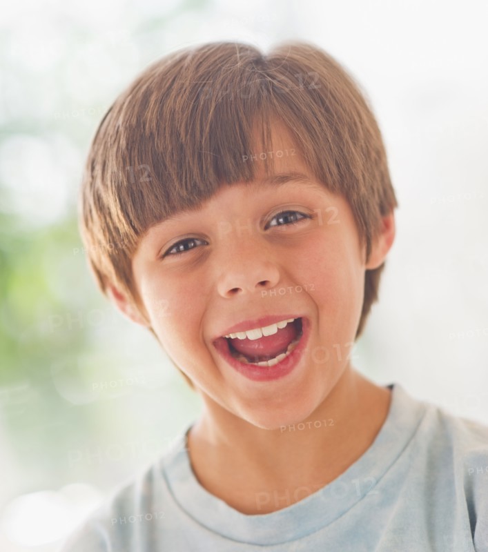 Portrait of laughing boy (10-11 years) . 
Photo : Daniel Grill