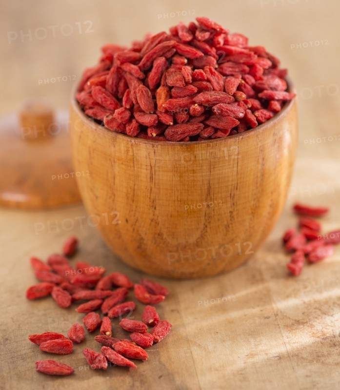 Close up of goji berries in wooden bowl, studio shot. 
Photo : Daniel Grill