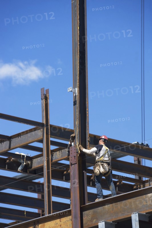 Construction worker on construction frame. 
Photo : fotog