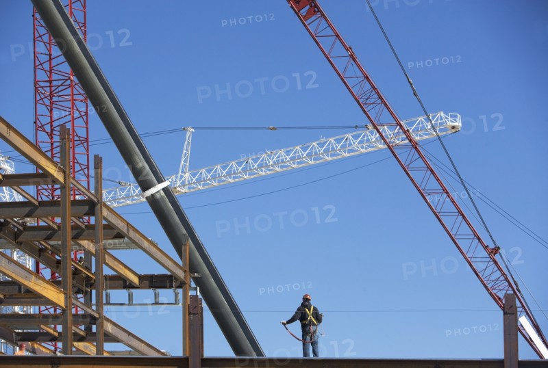 Construction worker on construction frame. 
Photo : fotog