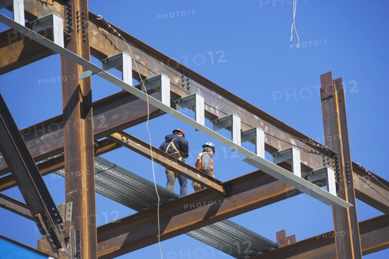Construction workers on construction frame. 
Photo : fotog