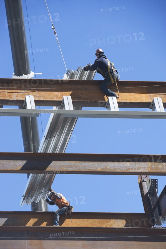 Construction workers on construction frame. 
Photo : fotog