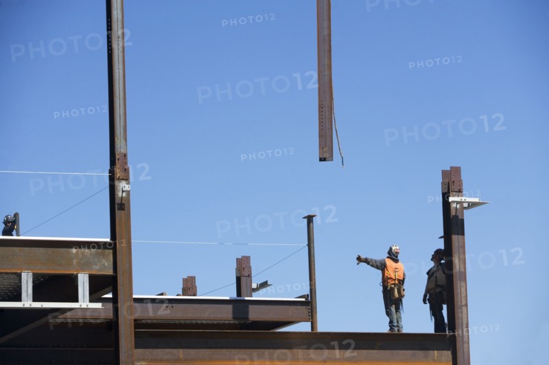 Construction workers on construction frame. 
Photo : fotog