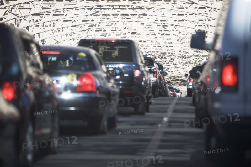 USA, New York, Long Island, New York City, Queensboro bridge, Cars in traffic jam. 
Photo : fotog